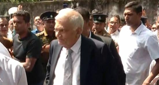 (VIDEO) Ex-President RW Appears At Colombo Court